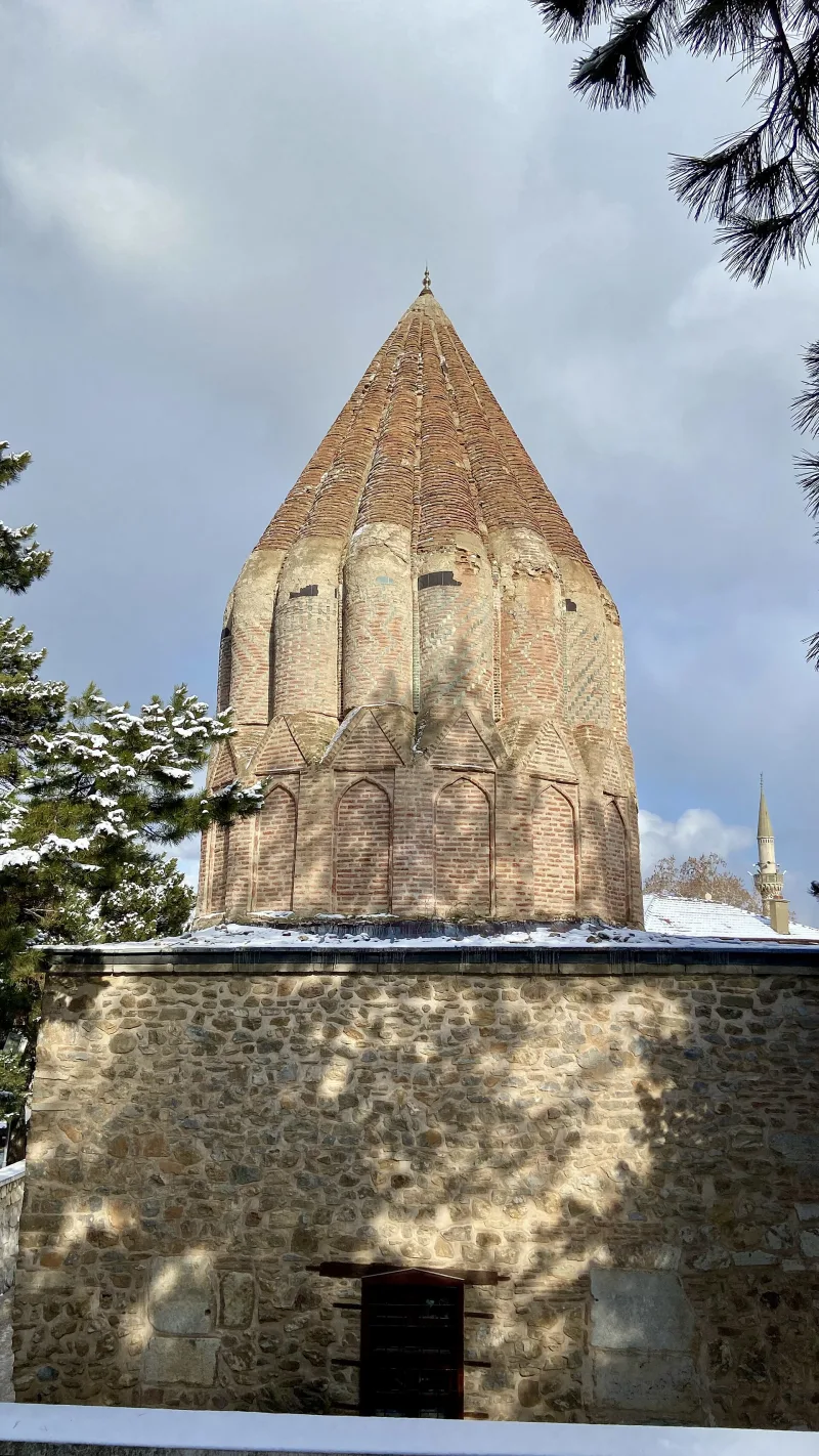 Le mausolée de Seyyid Mahmud Hayrani à Akşehir — un soufi du XIIIe siècle